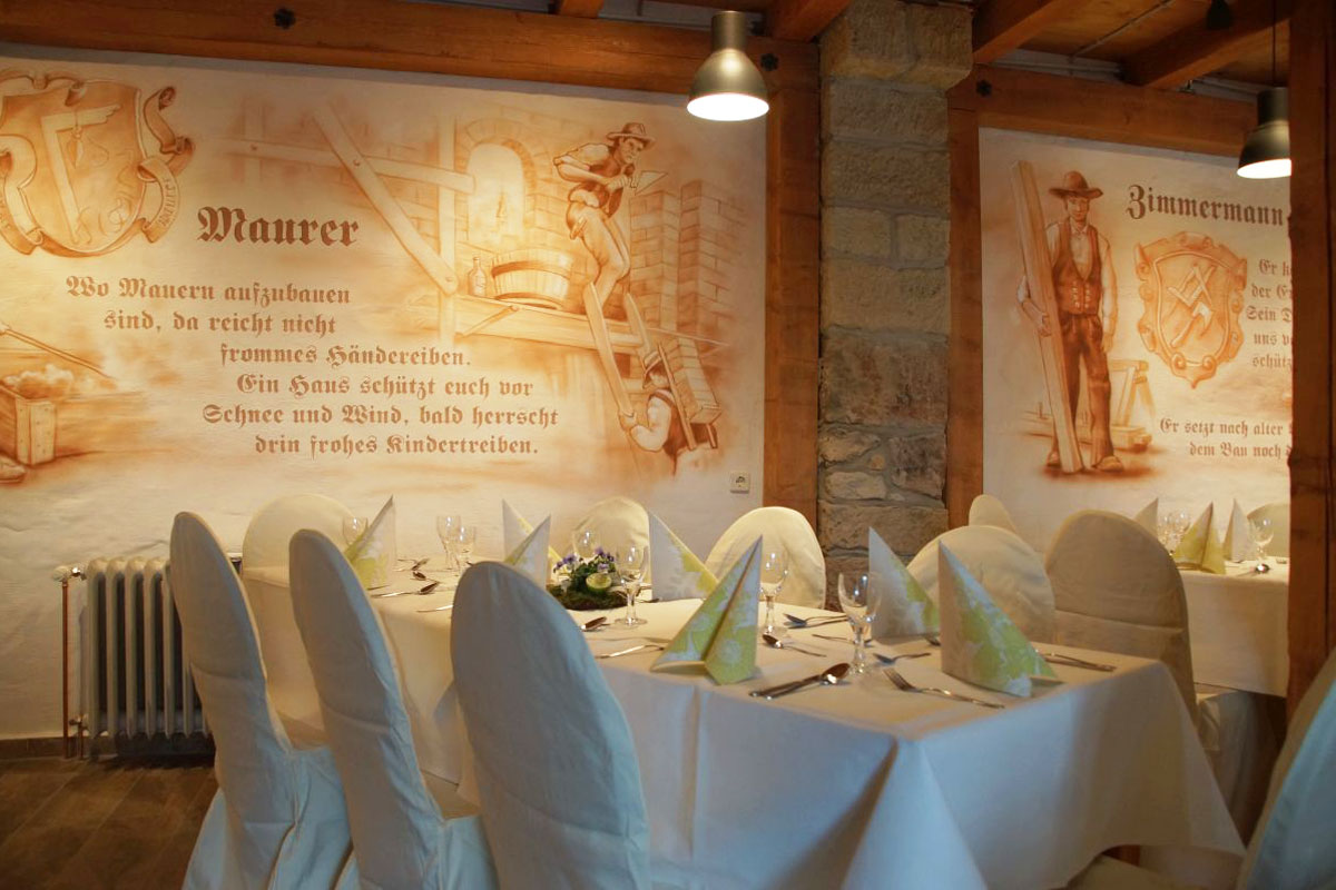 Heidescheune mit festlich gedecktem Tisch