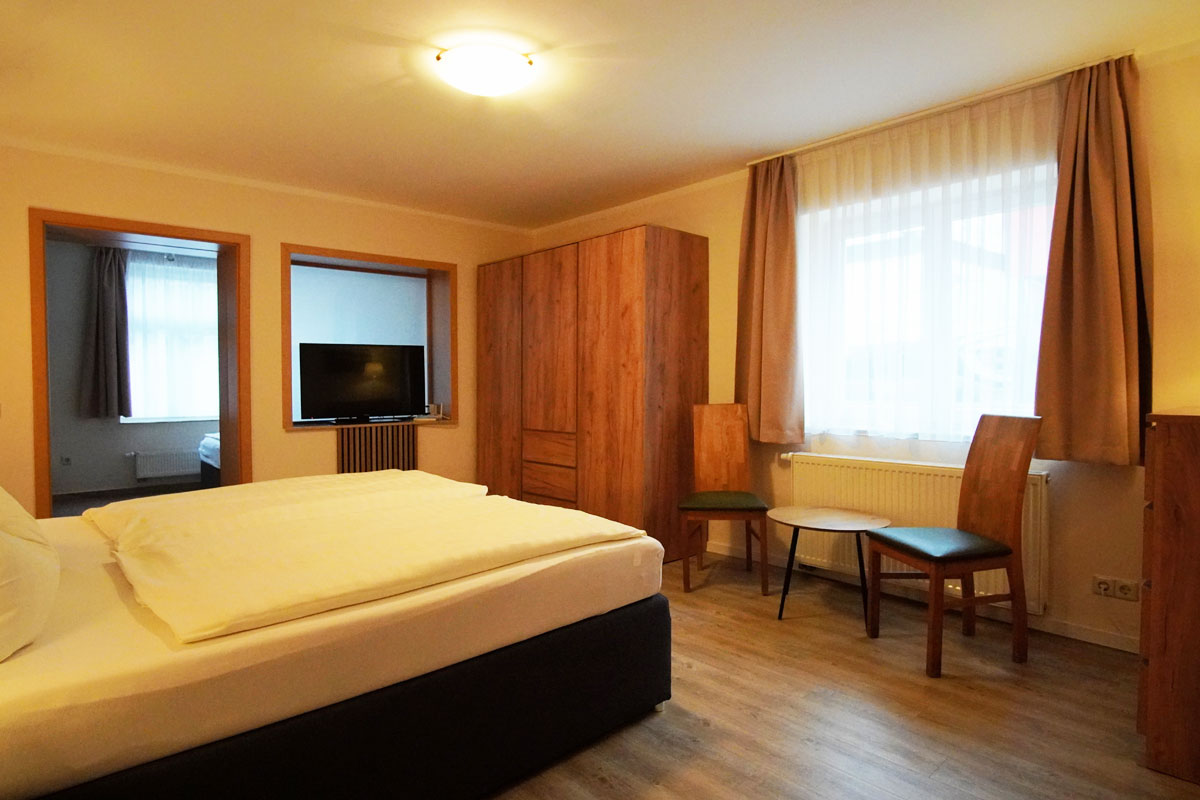 Landgasthof und Landhotel Heidekrug Cotta - Doppelzimmer mit Kleiderschrank