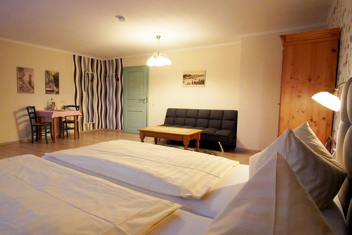 Landgasthof und Landhotel Heidekrug Cotta - Familienzimmer mit Couch