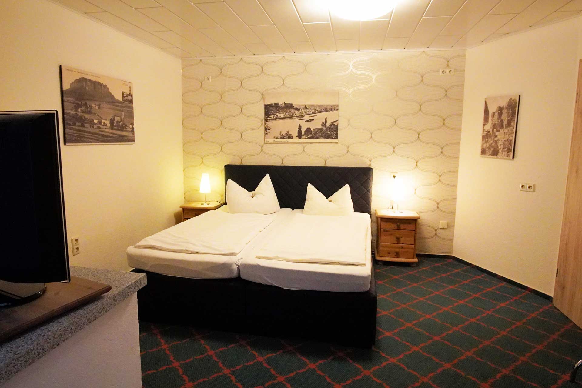 Landgasthof und Landhotel Heidekrug Cotta - Ferienhaus mit Schlafzimmer und Doppelbett