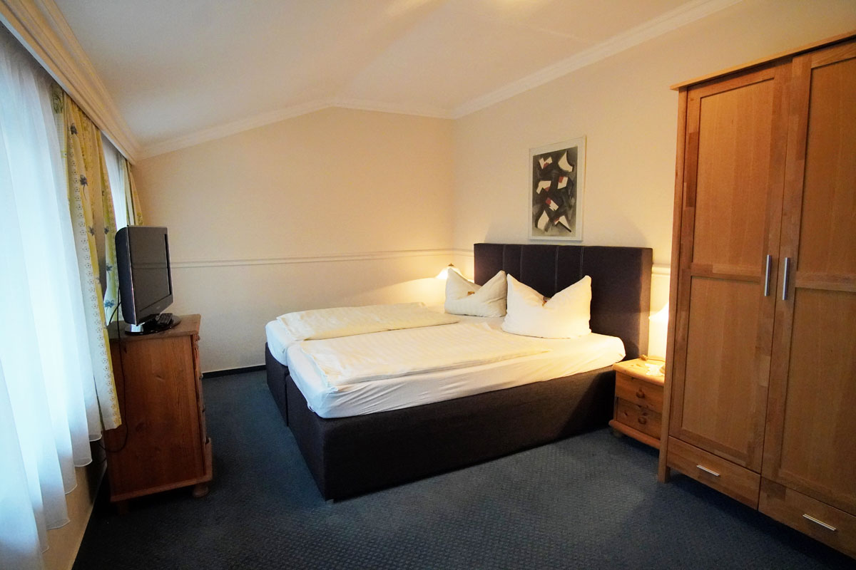 Landgasthof und Landhotel Heidekrug Cotta - Ferienhaus mit separatem Schlafzimmer